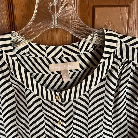 2 Women’s Banana Republic Silk Chevron Blouses, size XL - Picture 3 of 8